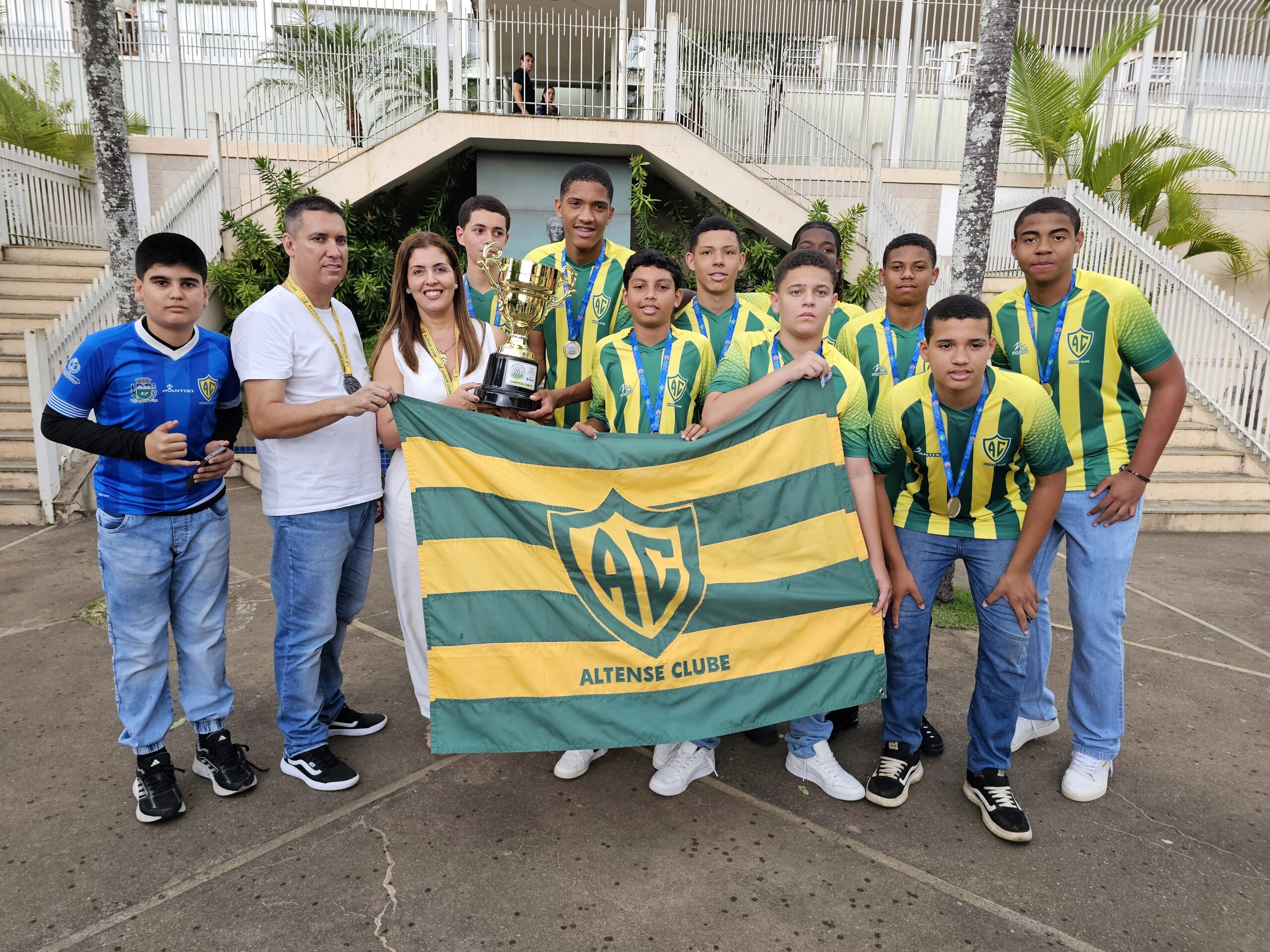 Jovens Atletas do Altense Clube Sub-15 Recebem Homenagens Após Conquista Histórica