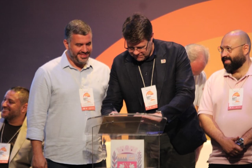 PREFEITO LEONAN MELHORANCE DESTACA EXPOSIÇÃO AGROPECUÁRIA DE CORDEIRO EM ENCONTRO REGIONAL DE TURISMO